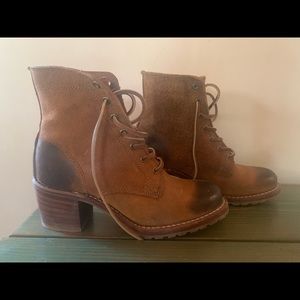 FRYE SABRINA LACE UP BOOTS SUEDE